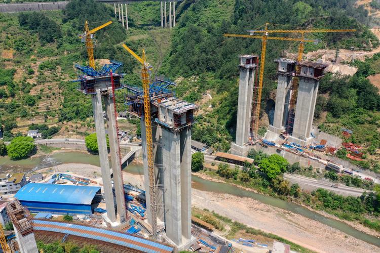 5月2日,建设者在重遵高速扩容工程打宝铺大桥紧张施工(无人机照片).